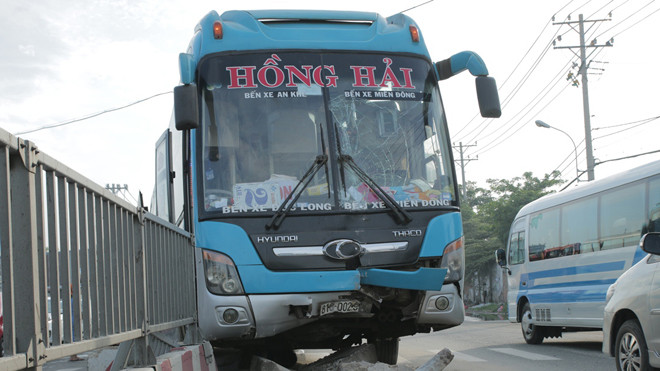 Một đoạn dải phân cách bị tông nát.