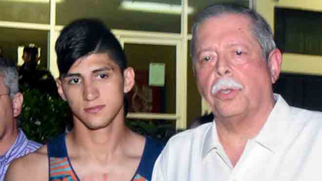 Cầu thủ Alan Pulido (trái) xuất hiện cạnh thống đốc bang Tamaulip Egidio Torre Cantú sau khi được giải cứu. Ảnh: Reuters