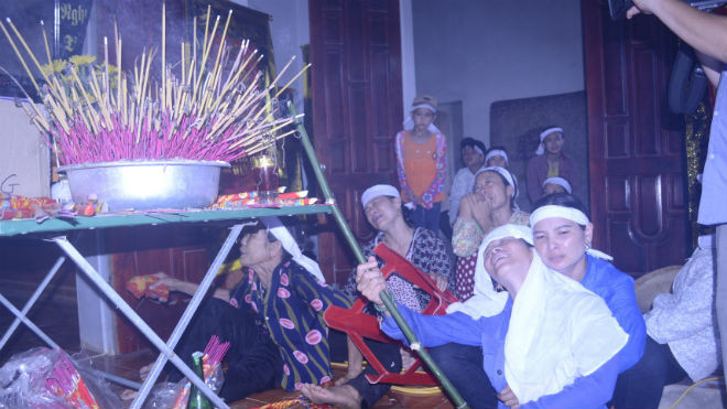 Người thân nạn nhân Lợi khóc ngất bên quan tài chồng