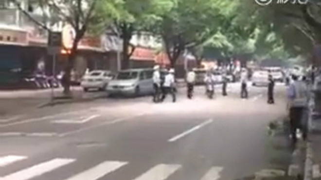 Thanh niên không đội mũ bảo hiểm lách qua hàng loạt cảnh sát