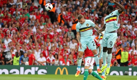 Alderweireld (số 2) đánh đầu mở tỷ số trong trận Bỉ - Hungary. Ảnh: Reuters 