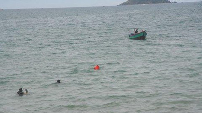 Lực lượng cứu hộ tìm kiếm nạn nhân