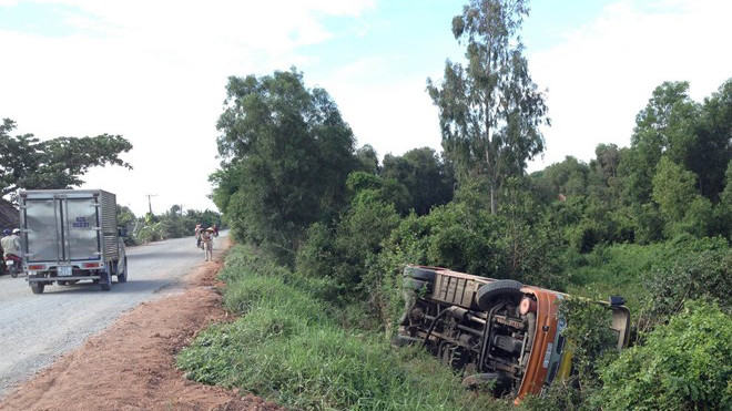 Hiện trường vụ lật xe khách. Ảnh: H.Hải/Zing