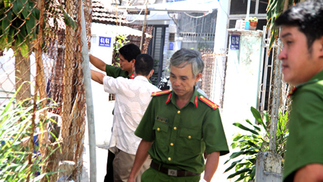 Cảnh sát khám nghiệm dấu vết tại hiện trường. Ảnh: Xuân Ngọc