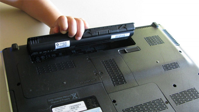 Tháo pin để bảo vệ khỏi nhiệt độ khi sử dụng hiệu năng cao. 