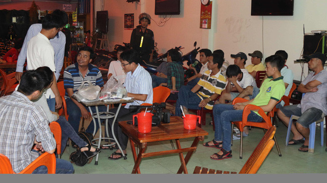 Hiện trường vụ cá độ bóng đá tại quán cà phê Tường Vy