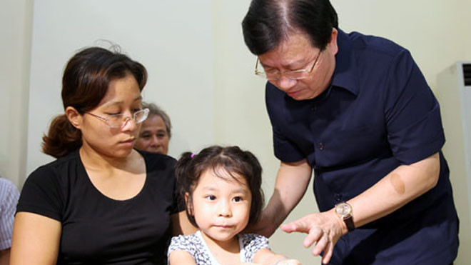 Phó thủ tướng Trịnh Đình Dũng thăm hỏi vợ con phi công Trần Quang Khải.