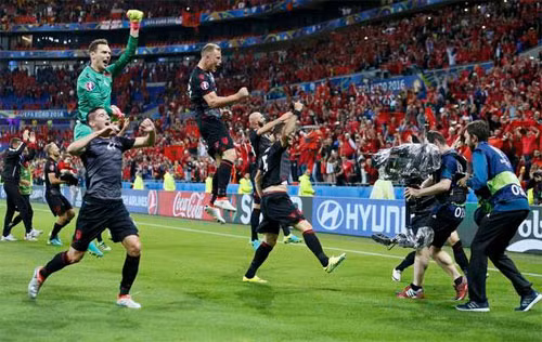 Niềm hân hoàn của các cầu thủ Albania sau khi giành chiến thắng đầu tiên ở một giải đấu lớn được tham dự. Ảnh: Reuters.