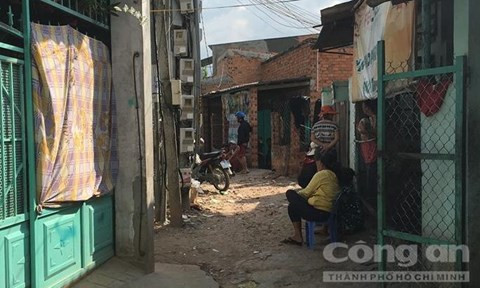 Con hẻm vào nhà anh Thơ - Ảnh: Lê Huân