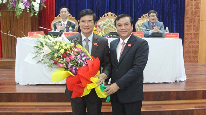 Ông Nguyễn Ngọc Quang (trái) Bí thư tỉnh ủy, chủ tịch HĐND tỉnh Quảng Nam nhiệm kỳ 2016-2021