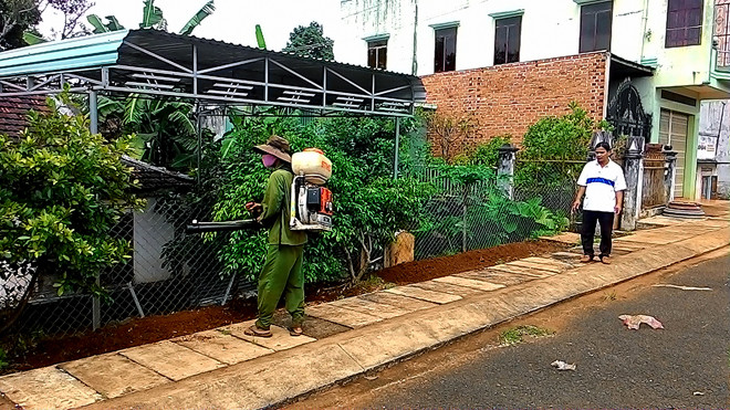 Cán bộ Y tế phun thuốc phòng bệnh