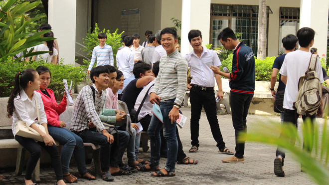 Các thí sinh đến điểm thi từ rất sớm để chờ giám thị đến làm thủ tục dự thi và phổ biến quy chế thi. Ảnh: Giang Thanh