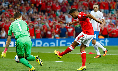 Neil Taylor cách đây vài năm còn chơi bóng ở giải nghiệp dư, nhưng vừa ghi bàn ở Euro và cùng Xứ Wales làm nên lịch sử, giành vé vào vòng 1/8. Ảnh: Reuters. 