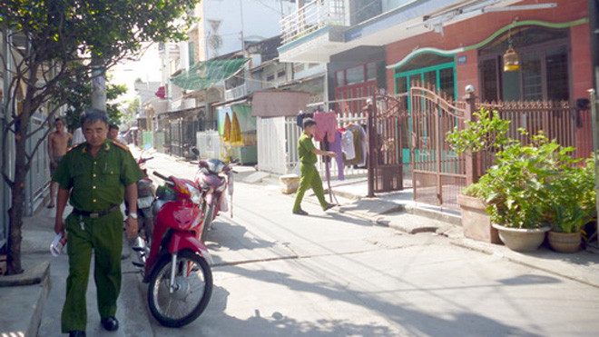 Công an khám nghiệm hiện trường vụ truy sát. Ảnh: Hoàng Trường