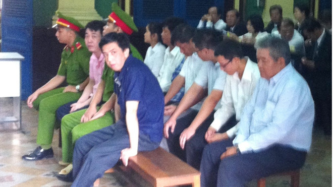 Các bị cáo tại phiên tòa chiều nay (29/6). Ảnh: Tân Châu