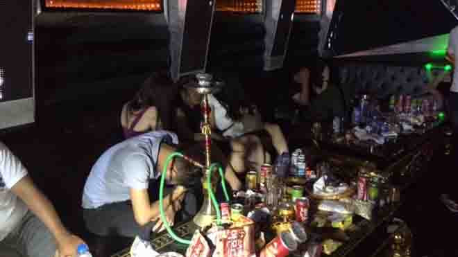 Tại thời điểm kiểm tra, gần 24 phòng từ tầng 2 đến tầng 9 của quán karaoke đều chật cứng dân chơi và chân dài đang hò hát, nhảy múa. Ảnh: CAND.