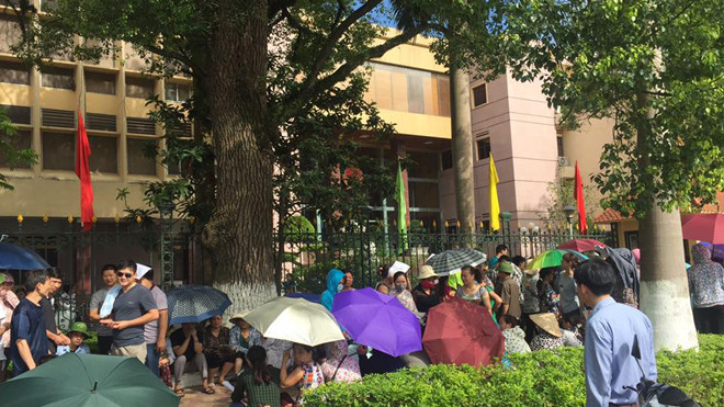 Đông đảo bà con tiểu thương kiến nghị trước cổng UBND tỉnh Lạng Sơn.