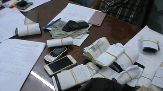 Tang vật công an thu giữ từ hai ổ cá độ trong quán cà phê. Ảnh CA cung cấp