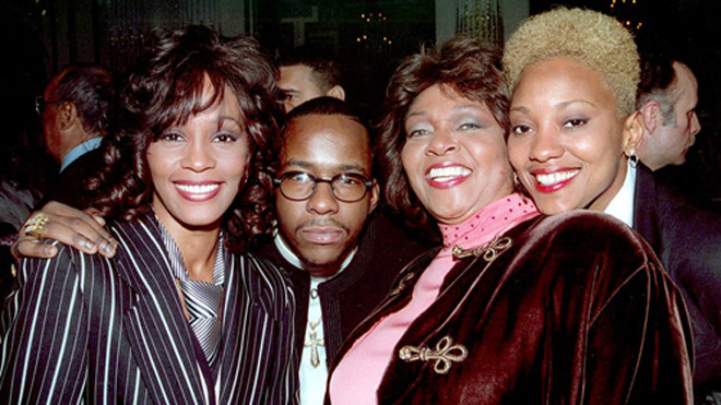 Vợ chồng Whitney Houston chụp ảnh cùng bà Cissy Houston (mẹ danh ca - áo hồng) và trợ lý Robyn Crawford (phải). Ảnh: Lenny Baker.