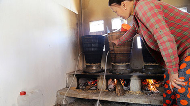 Hơn 200 năm nay, người Kim Long vẫn chỉ nấu rượu trong những nồi đồng. Ảnh: Hoàng Táo.