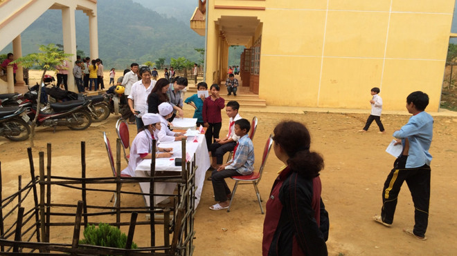 Giám sát triển khai Chiến dịch tiêm vắcxin sởi-rubella tại xã Chiềng Bôm, huyện Thuận Châu, tỉnh Sơn La cùng đoàn của Tổ chức Y tế Thế giới. Ảnh: Hằng Nga.