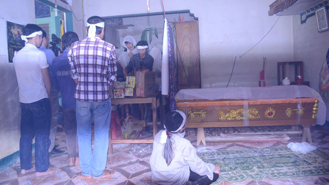 Người vợ trẻ gào khóc thảm thiết bên quan tài người chồng xấu số.