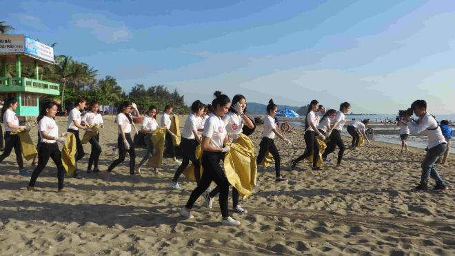 Người đẹp phố biển làm sạch môi trường