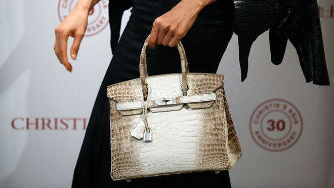 Cận cảnh chiếc túi đắt nhất hành tinh vừa được bán ra. Tên đầy đủ của chiếc Hermes Birkin hiếm có này là Matte White Himalaya Niloticus Crocodile Diamond Birkin.