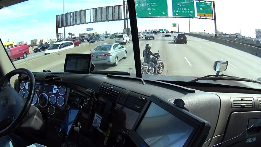 Hành động nghĩa hiệp của tài xế xe tải