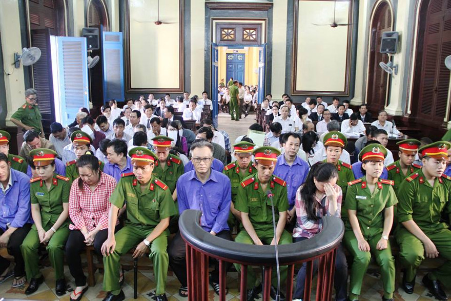 Các bị cáo tại tòa. Ảnh Việt Văn