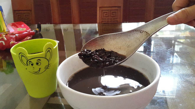 Người thể chất hàn lạnh không nên lạm dụng uống nước đậu đen, xanh. Ảnh: P.T