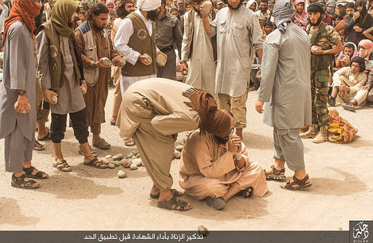 Một tù nhân ngồi gần đống đá cầu nguyện trước khi chết. Ảnh: DAILY MAIL