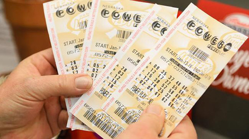 Vé xổ số Powerball. Ảnh: News