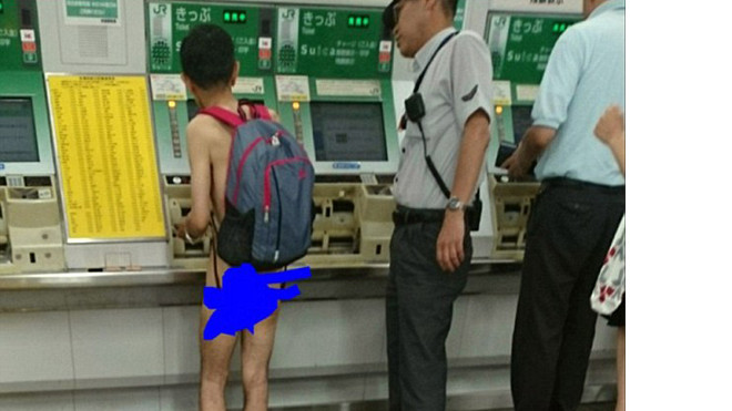 Người đàn ông lạ mặt đứng mua vé trong trạng thái khỏa thân