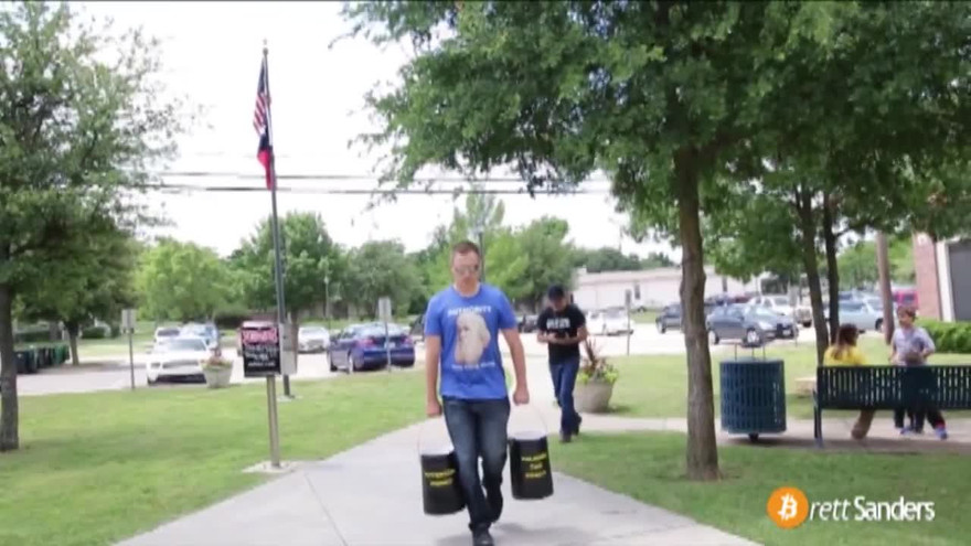 Xách hai xô tiền xu đi nộp phạt vi phạm giao thông