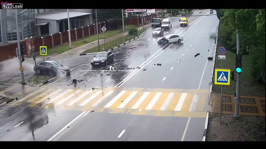 Hãi hùng BMW mất lái gây tai nạn liên hoàn