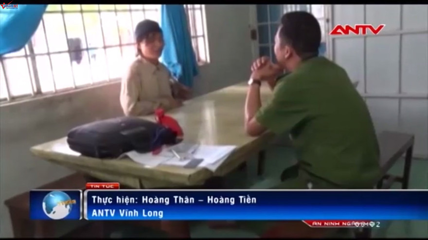 Nửa đêm lẻn vào nhà đổ xăng đốt công an