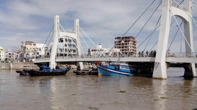 Con tàu đang mắc kẹt dưới gầm cầu (ảnh: Trúc Hà)
