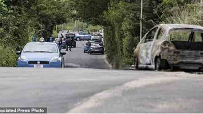 Chiếc xe bị đốt cháy của nạn nhân. Ảnh: AP