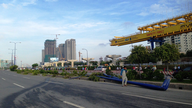 Hai trụ đèn giao thông bị tông gãy.