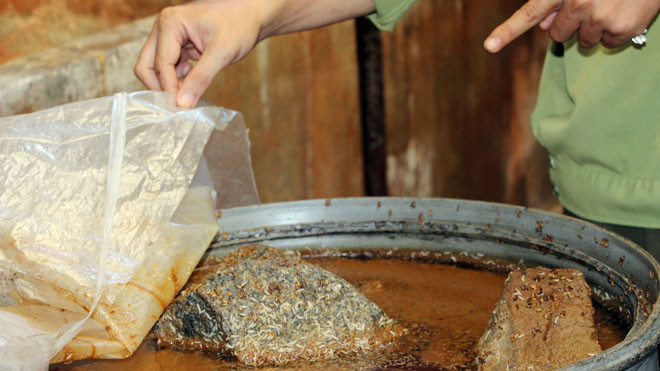 Xử lý nghiêm 2 cơ sở kinh doanh mắm, dưa mắm sai phạm