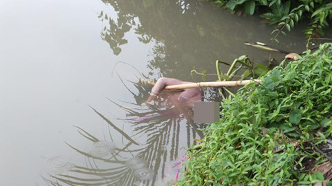 Thi thể người đàn ông nổi trên mặt nước