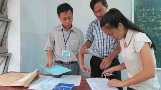 Thí sinh đang làm thủ tục thi tại trường THCS Ngô Quyền sáng 30/6