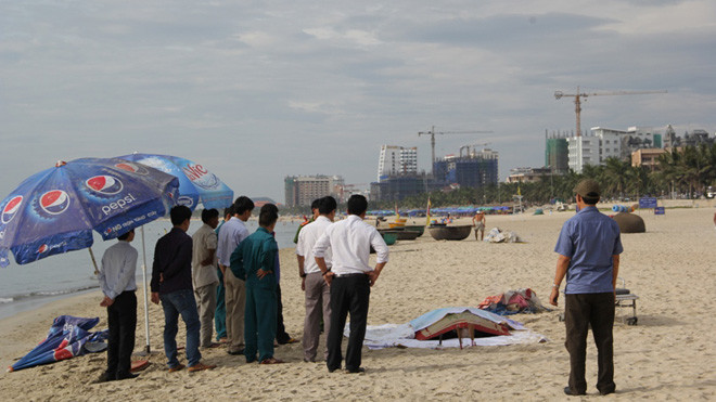 Thi thể nghi là một người đàn ông được đưa vào bờ biển Mỹ Khê