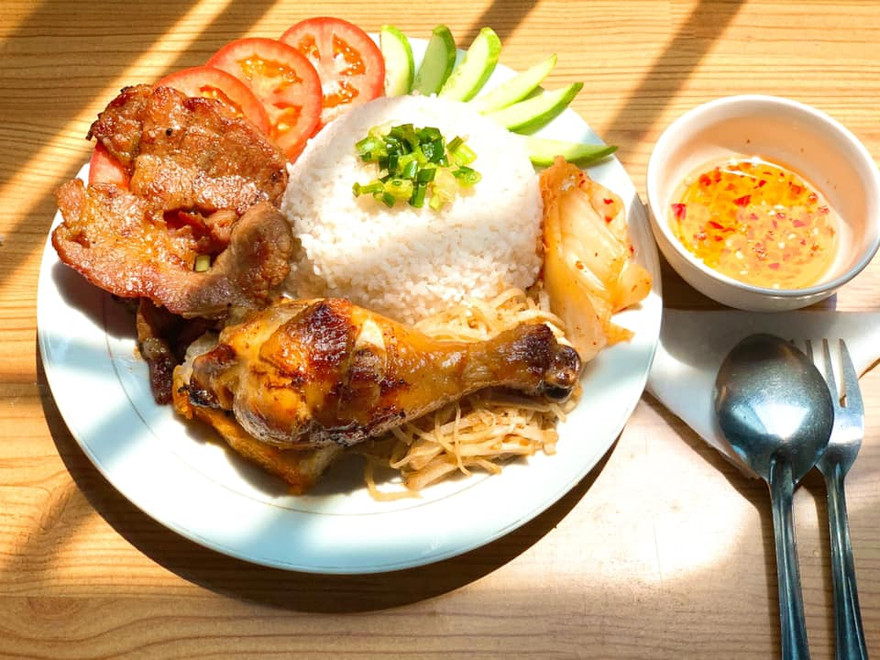 Cùng nhâm nhi thực đơn Á - Âu giá dễ chịu, không gian lại “chill” chẳng điểm gì chê