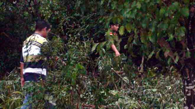 Công an khám nghiệm hiện trường. Ảnh: Thái Hà.