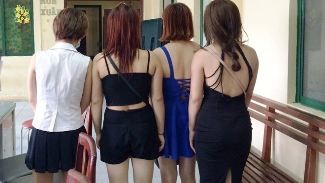 Một số đối tượng bán dâm bị bắt quả tang.