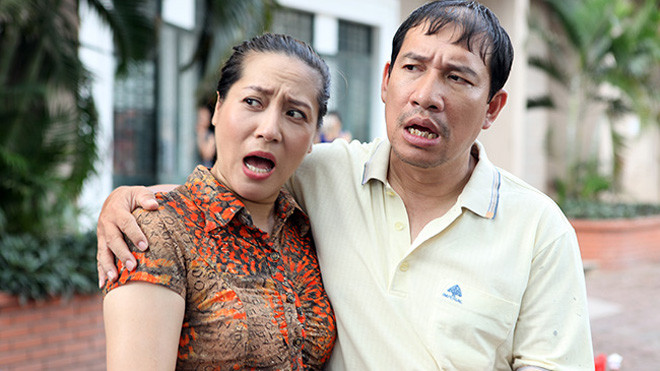 Quang Thắng - Thu Huyền trong 'Những người nhiều chuyện'. Phim phát sóng trên VTV1 vào 20h40 tối thứ 5-6 hàng tuần từ 6/7.