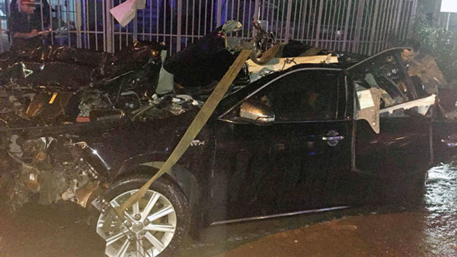 Chiếc xe biển xanh biến dạng sau vụ tai nạn. Ảnh: Vietnamnet