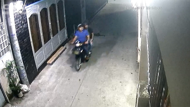 Camera ghi cảnh 2 thanh niên ném sơn, mắm tôm vào nhà dân